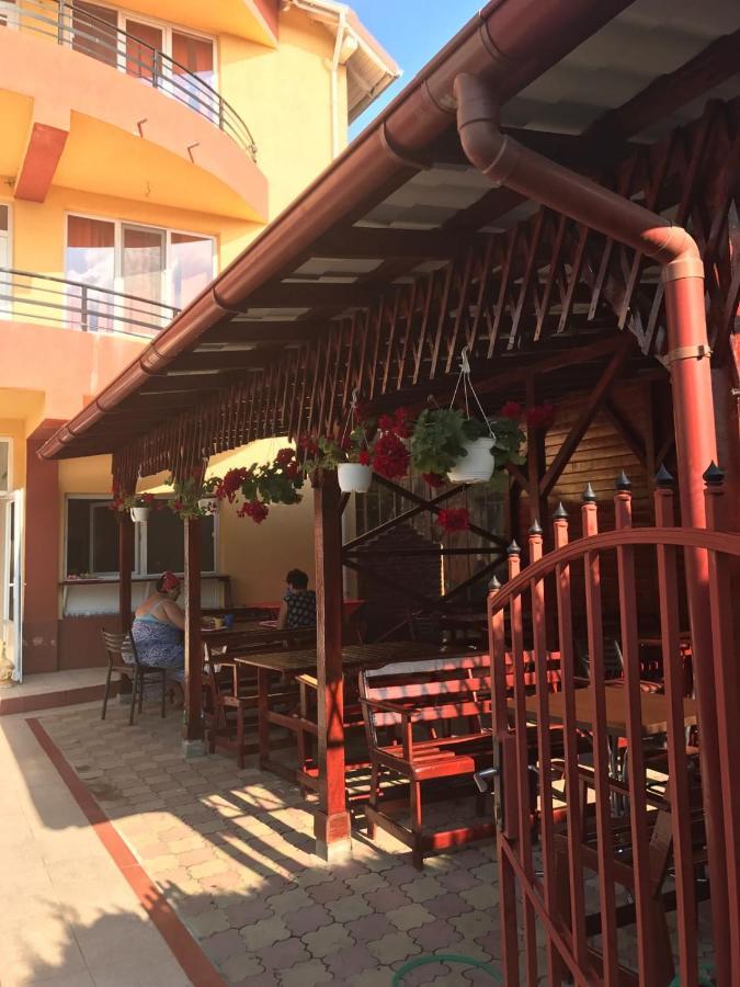 Hotel Talisman Костинешти Экстерьер фото